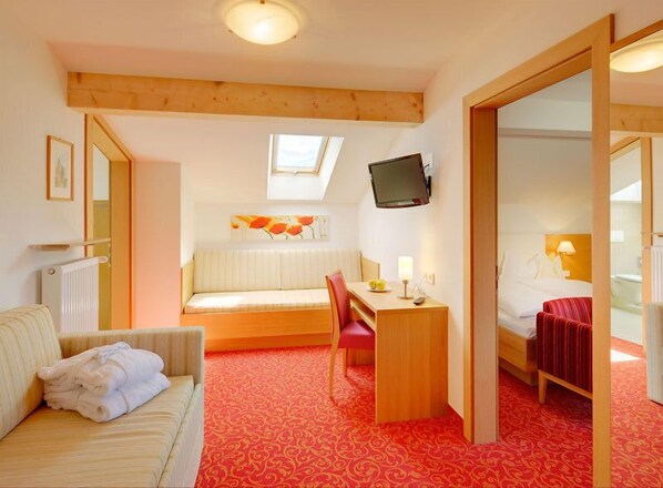 In-room safe, desk, free WiFi, bed sheets - Hotel Laurin (Lagundo)