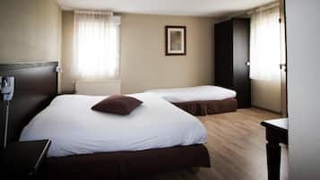 Een bureau, verduisterende gordijnen, geluiddichte muren