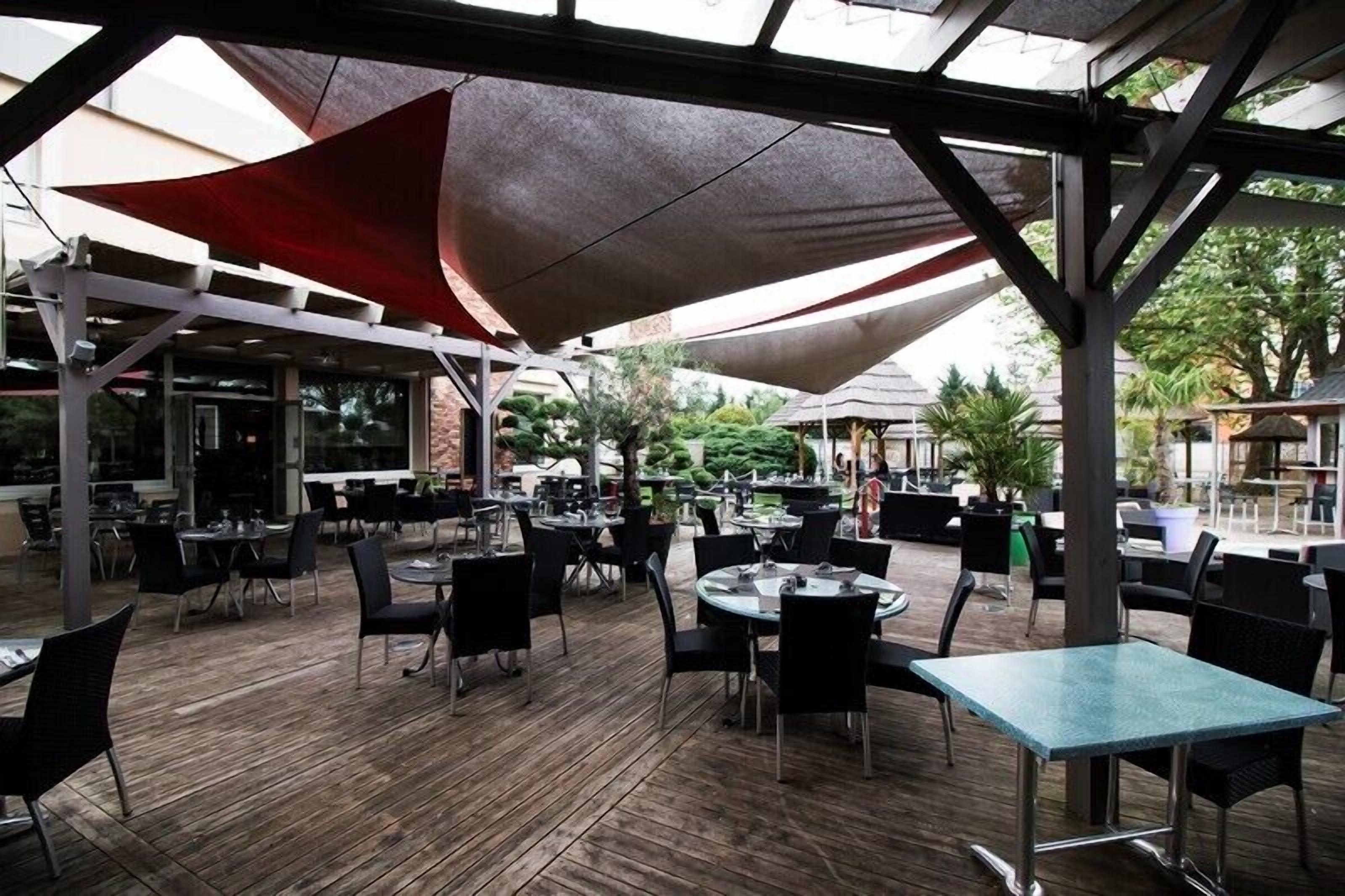 Serveert ontbijt, lunch en diner