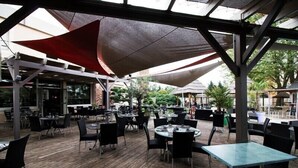 Breakfast, lunch and dinner served  - Hôtel Ambiance (Limas)