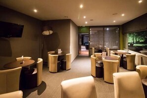 Breakfast, lunch and dinner served - Hôtel Ambiance (Limas)