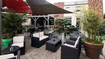 Serveert ontbijt, lunch en diner