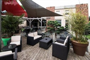 Breakfast, lunch and dinner served - Hôtel Ambiance (Limas)