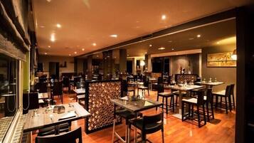 S'hi serveixen esmorzars, dinars i sopars