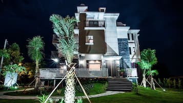 Fassade der Unterkunft – Abend/Nacht