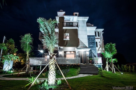 Fachada de la propiedad por la tarde o noche