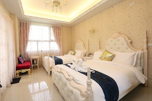 Quarto quádruplo família, varanda, vista para o pátio | Roupas de cama premium, camas Select Comfort
