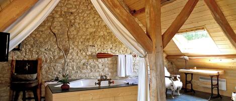 Deluxe Double Room (Forêt) | Premium bedding, minibar, desk, laptop workspace