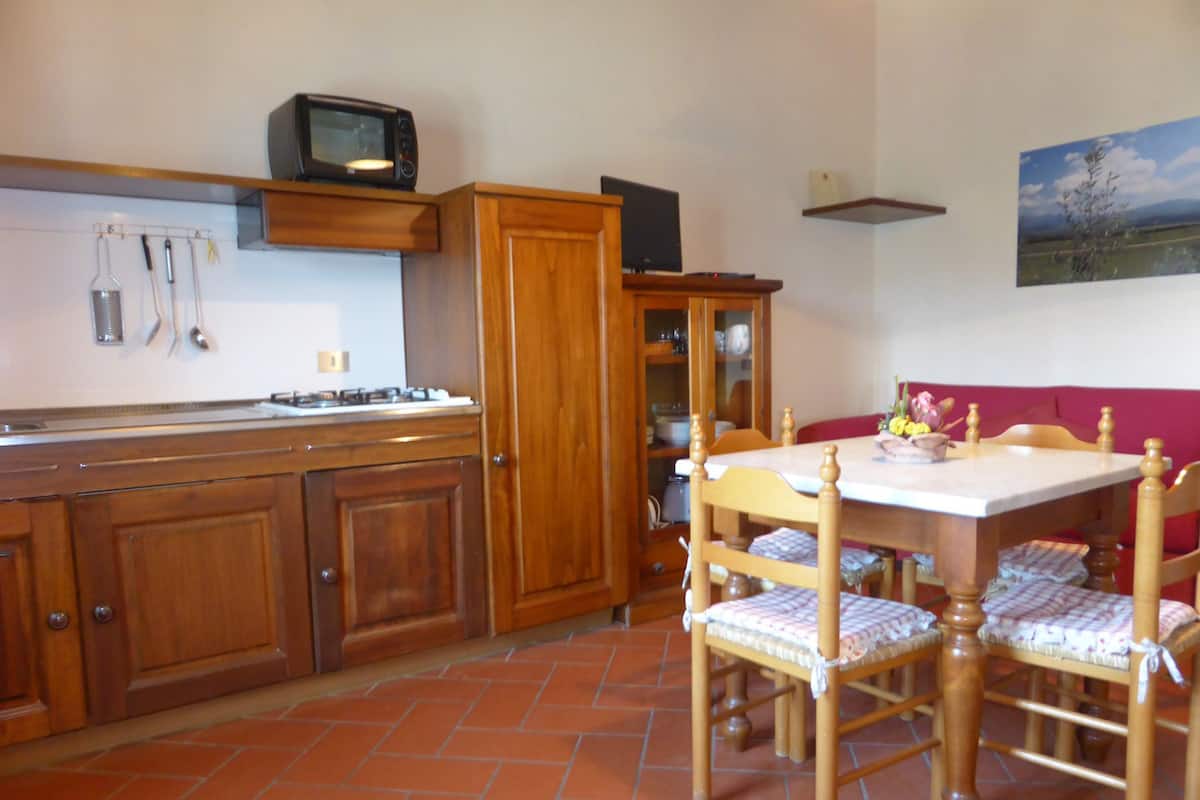 Frigorifero con congelatore, piano cottura, pentole/stoviglie/utensili