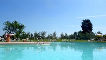 2 outdoor pools