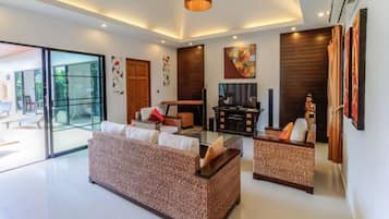 Classic Villa | Living room | Flat-screen TV