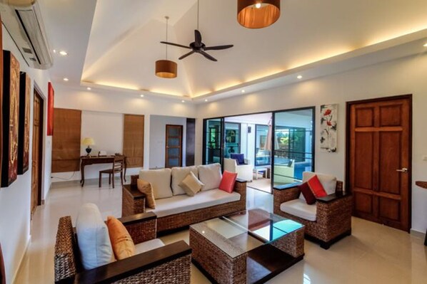 Classic Villa | Living room | Flat-screen TV