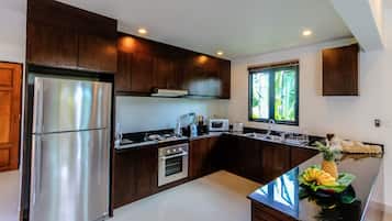 Classic Villa | Private kitchen | Full-size fridge, microwave, oven, stovetop