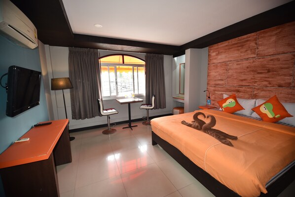 In-room safe, desk, blackout curtains, free WiFi - The Palm Delight Lodge (Pattaya)