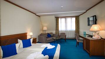 Hypo-allergenic bedding, minibar, desk, soundproofing