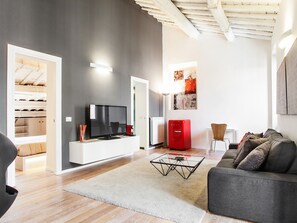 Loftsleilighet, terrasse, byutsikt | Oppholdsrom | Flatskjerm-TV