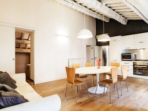 Loftsleilighet, terrasse, byutsikt | Spiseområde på rommet