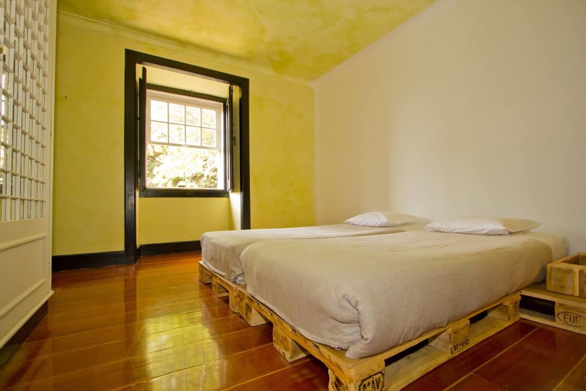 Zweibettzimmer, Gemeinschaftsbad | Zimmersafe, Bügeleisen/Bügelbrett, Zustellbetten