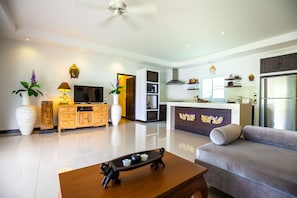 Executive-Villa | Wohnbereich | 32-Zoll-Flachbildfernseher mit Kabelempfang, Fernseher, DVD-Player