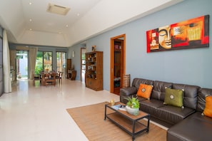 Deluxe Villa | Living area