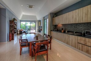 Stort kylskåp, mikrovågsugn, ugn och spishäll