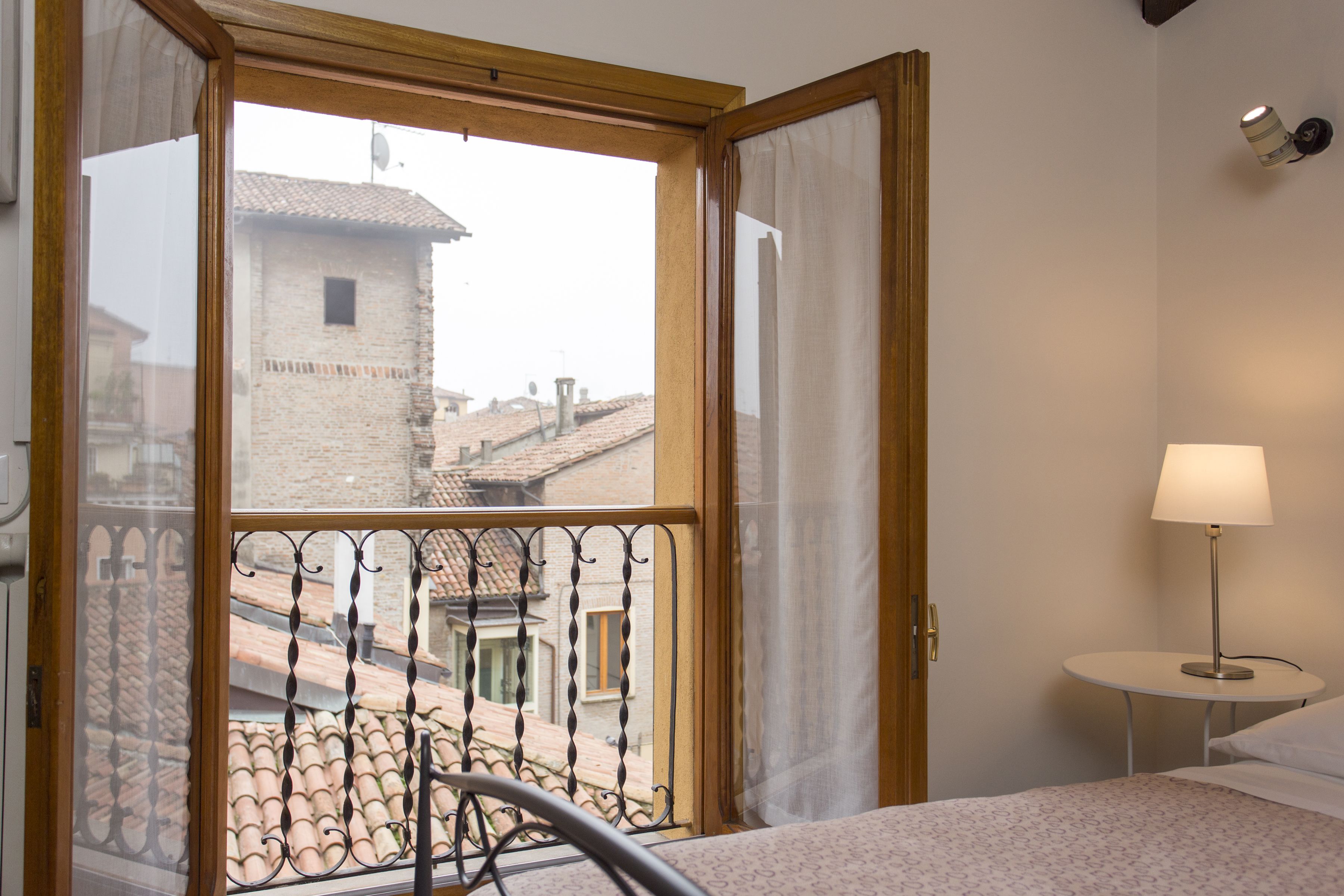 Classic-paritalo | Ylelliset vuodevaatteet, pimennysverhot, äänieristys