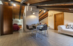 Classic Duplex | Ruang tamu | TV LCD 