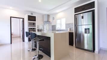 Refrigerador con freezer, microondas, horno, placa de cocina