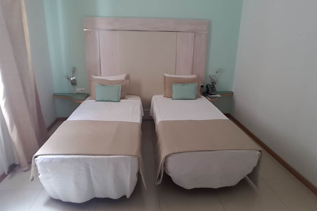 Twin Room | Gebar bulu kapas, bar mini, peti besi dalam bilik, meja