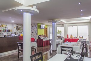 Se sirven desayunos, almuerzos y cenas; cocina internacional