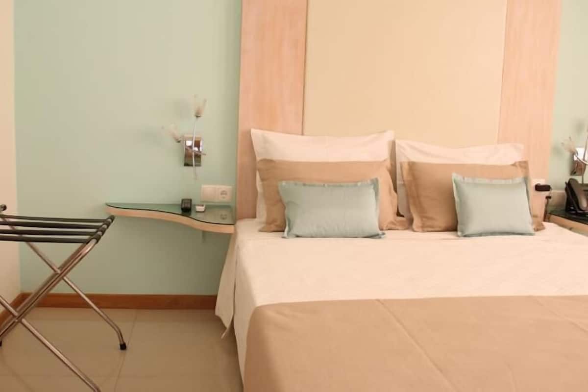 Superior Double Room | Gebar bulu kapas, bar mini, peti besi dalam bilik, meja