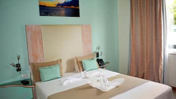 Donsdekens, een minibar, een kluis op de kamer, een bureau