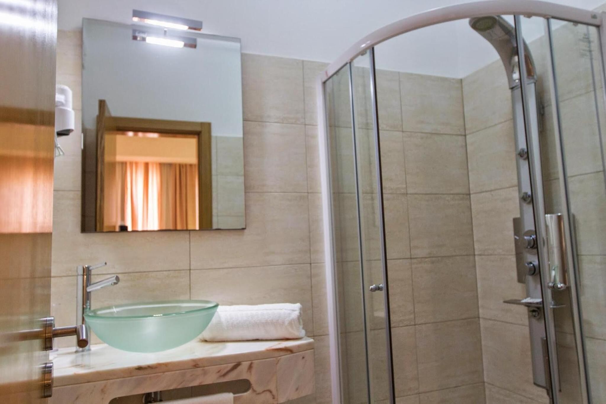 Dusche, kostenlose Toilettenartikel, Haartrockner, Handtücher