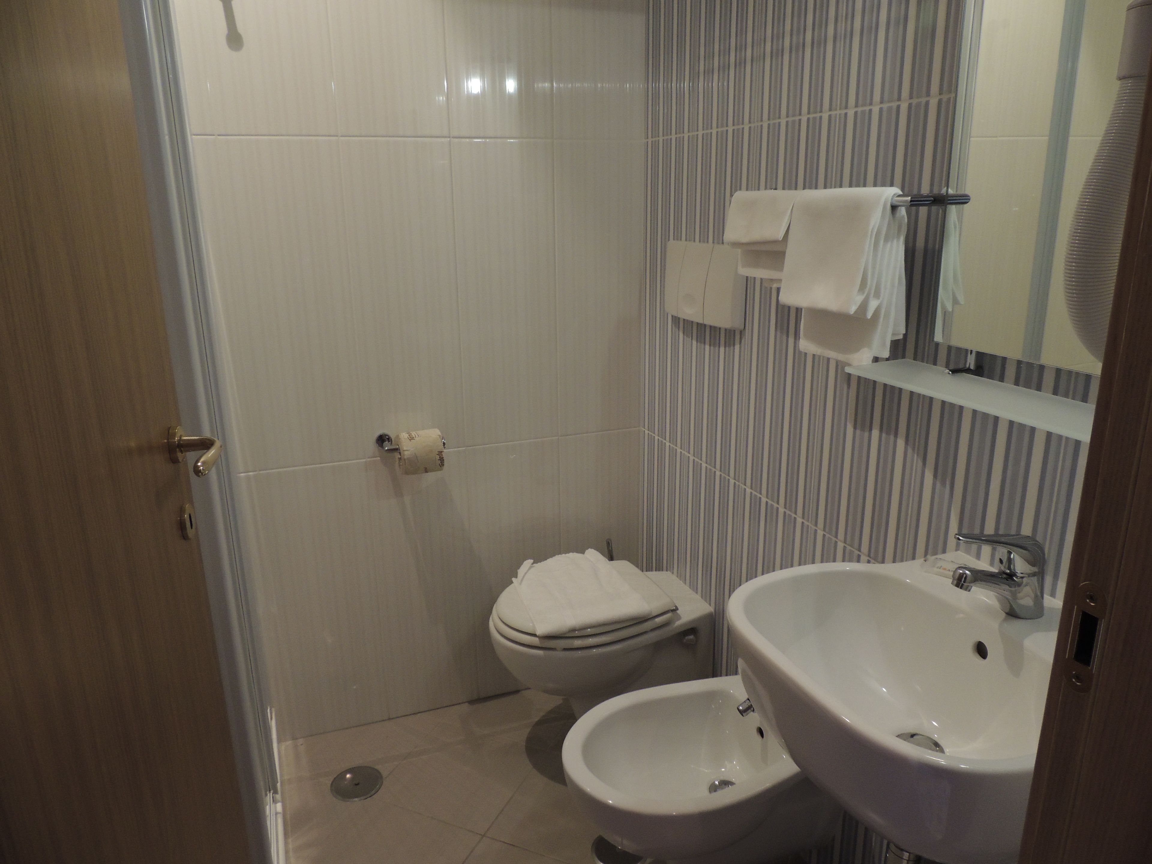 Ein Badezimmer mit Toilette, Bidet und Waschbecken.