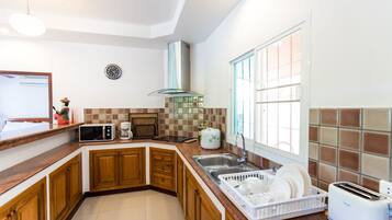 Executive Villa | Private kitchen | Full-size fridge, microwave, oven, stovetop