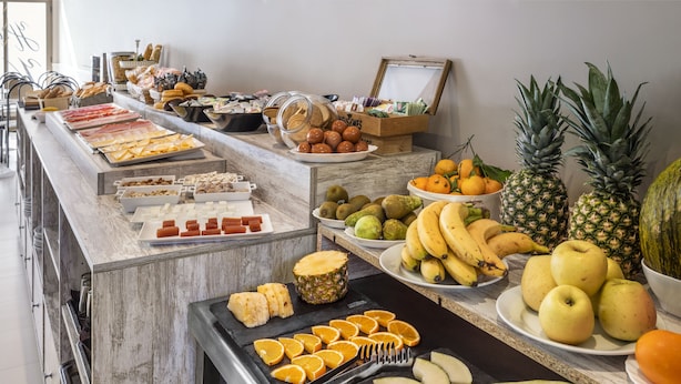 A buffet with various fruits, cheeses, and pastries. - Hotel Victoria Valdemoro  (Valdemoro)