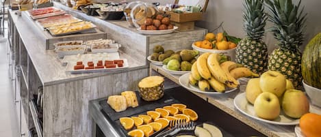 Frukostbuffé varje dag (EUR 8 per person)