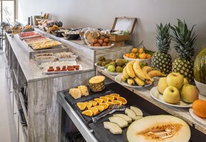 Café da manhã com buffet todos os dias mediante uma taxa