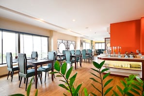 Breakfast, lunch and dinner served - Nicecy Hotel - Bui Thi Xuan Street (Ho Chi Minh City)