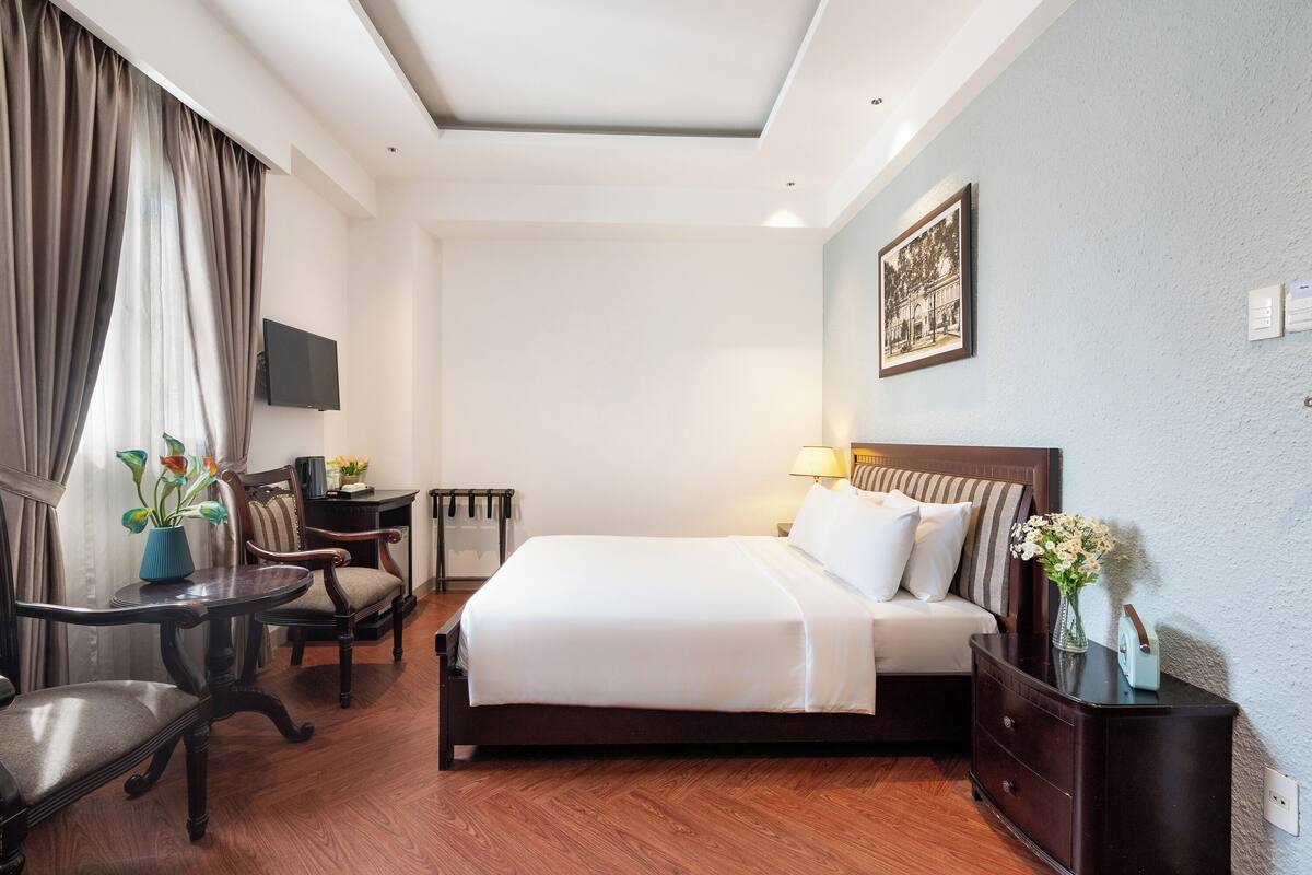 Deluxe-Doppelzimmer, Stadtblick | Minibar, Zimmersafe, Schreibtisch, laptopgeeigneter Arbeitsplatz