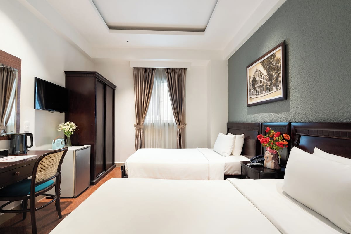 Deluxe Twin with Window Room | Minibar, coffre-fort, bureau