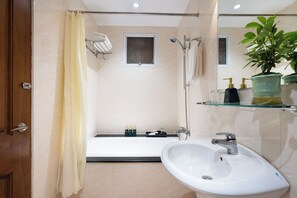 Superior Double (No Window) | Banheiro | Chuveiro/banheira combinados, chuveiro com efeito de chuva