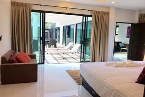 2 bedrooms, in-room safe, desk, blackout drapes