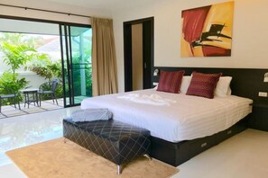 2 bedrooms, in-room safe, desk, blackout curtains