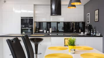 Deluxe appartement, 1 slaapkamer, kitchenette | Privékitchenette | Een kookplaat, een koffiezetapparaat/waterkoker, een waterkoker