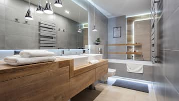Departamento ejecutivo, 3 habitaciones | Baño | Secadora de cabello, toallas, jabón, shampoo