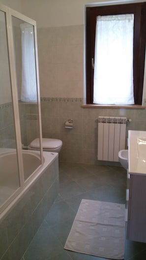 Twin Room, 2 Single Beds, Shared Bathroom, Hill View | Bathroom | Free toiletries, hair dryer, bidet, towels