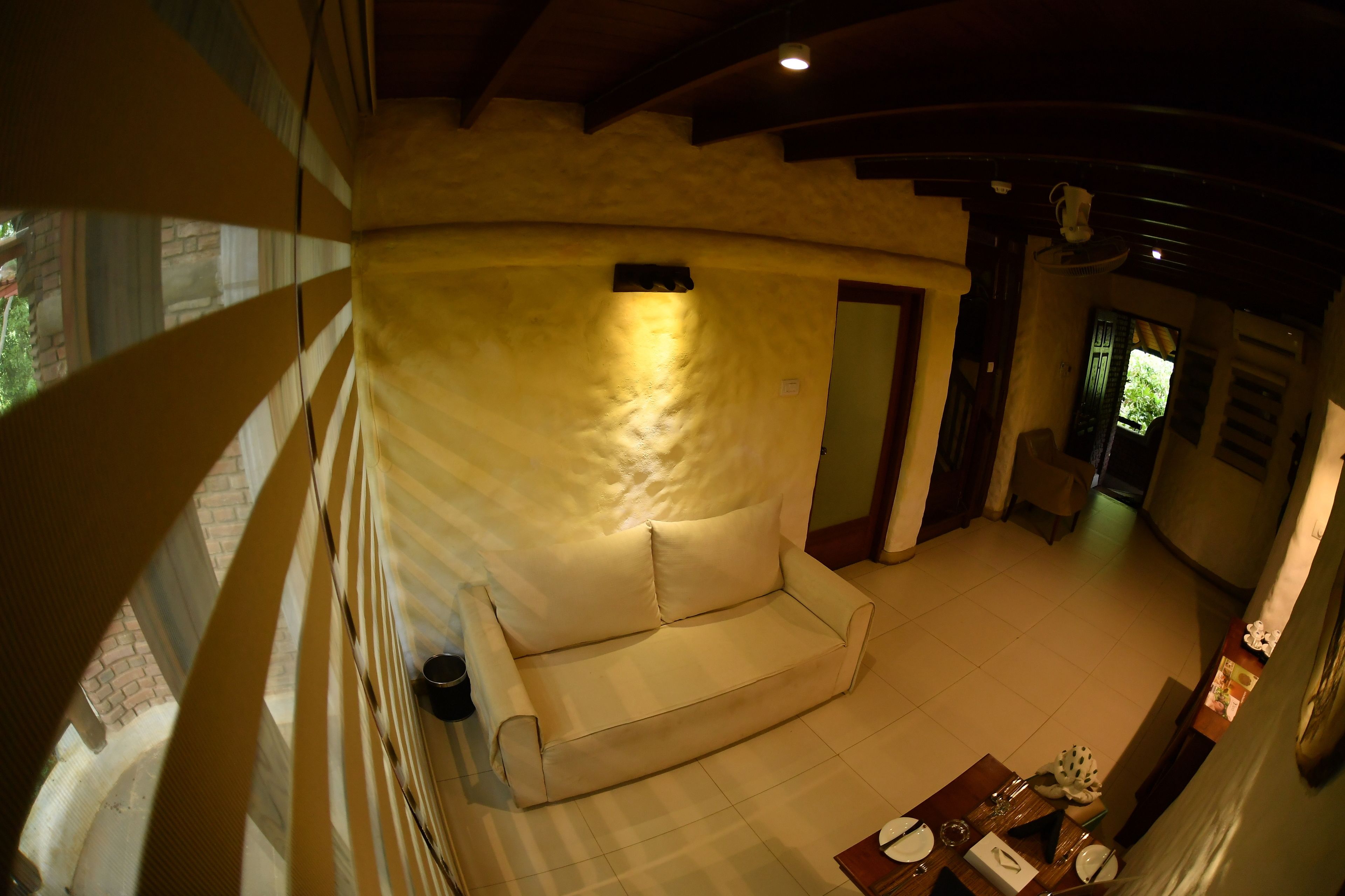 Una habitación acogedora con sofá, una mesa de comedor con sillas y vistas al exterior.