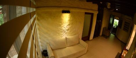 Una habitación acogedora con sofá, una mesa de comedor con sillas y vistas al exterior.
