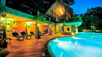 Außenpool, geöffnet von 08:00 Uhr bis 20:00 Uhr, Sonnenschirme